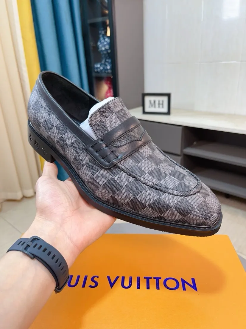 Ex-factory price 720🌹🌹High version [LV] Louis Vuitton's popular casual leather shoes🎖Fashionable and elegant🎖🎖Material: Original imported open-edge beaded cowhide, washed cowhide leather lining, original open-molded rubber outsole, high-end and classy, ​​elegant quality, instantly transforming into a handsome man ❤❤Standard\nNumber: 38-44